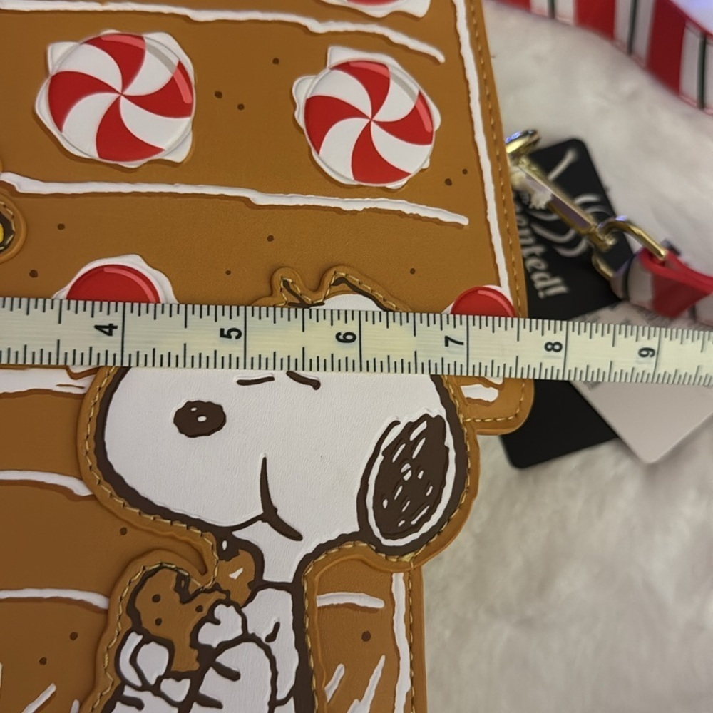 Loungefly Peanuts Christmas Gingerbread Snoopy Woodstock Doghouse Crossbody Bag - Picture 11 of 11